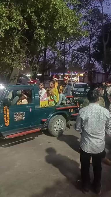 अमानगंज नगर में एक साथ 66 दूल्हे घोड़ी एवं जिप्सी पर हुए सवार निकली बरात