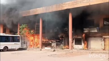 रायपुर: पुराना बस स्टैंड में लगी भीषण आग, दुकान जलकर हुई खाक, आग लगने से मची अफरा-तफरी, देखिए भीषण हादसा