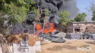 अकबरपुर: अकबरपुर थाना क्षेत्र में नौतरिया बाईपास के पास पाइप गोदाम में लगी भीषण आग, जल जीवन मिशन की पाइपें जल गईं