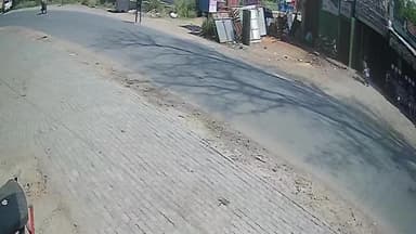 कौंच: कोंच सीएचसी के पास तेज रफ्तार बाइक की टक्कर से रिटायर्ड बुजुर्ग शिक्षक की मौत, CCTV में कैद हुआ दर्दनाक हादसा