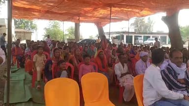 डॉ भीमराव जयंती समारोह के अवसर पर खमरिया में आयोजित कार्यक्रम में मंच पर आमंत्रित अतिथिगण