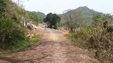 పాడేరుకి కూత వేటు దూరంలో ప్రభుత్వ రహదారి నిర్మాణంలో లోపాలు