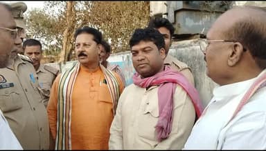 बेल्थरा रोड: छपिया हल्दीरामपुर में अग्निकांड पीड़ितों से मिले विधायक हंसू राम, दिया हर संभव मदद का भरोसा