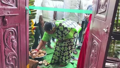 తాడ్వాయి: నార్లాపూర్లో ఇందిరమ్మ ఇల్లు గృహ ప్రవేశం.. మంత్రులకు కొత్త బట్టలు