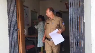 মাটিগাড়া: ডাক্তারের অভিযোগে পোড়াঝাড় থেকে সাত মাসের গর্ভবতী নাবালিকার স্বামী গ্রেফতার