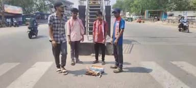 నిర్మల్: ఇచ్చోడ గురుకుల పాఠశాలలో పేదవిద్యార్థులపై ఆర్థికభారం మోపుతున్న ఆర్సీఓ వైఖరికి నిరసనగా జిల్లా కేంద్రంలో దిష్టిబొమ్మ దహనం