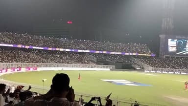ইডেন গার্ডেনে KKR কে মোবাইল ফ্লেস লাইট জ্বালিয়ে সাপোর্ট করছে হাজার হাজার দর্শকরা!