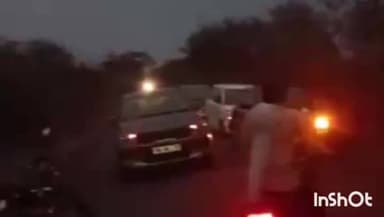 औसा: निसर्गाचा प्रकोप: वरवडा-शिवली मार्गावर रस्त्यावरील झाड कोसळून भीषण अपघात, जखमीला तत्काळ उपचारासाठी हलवले