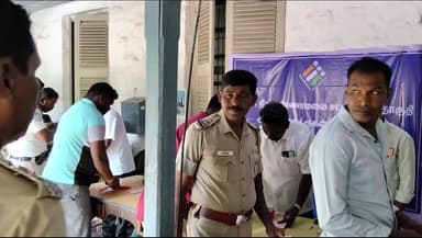 திருவண்ணாமலை: வருவாய் கோட்டாட்சியர் அலுவலகத்தில் அஞ்சல் வாக்குப்பதிவு மையத்தில் போலீசார் வரிசையில் நின்று வாக்கு பதிவு செய்தனர்