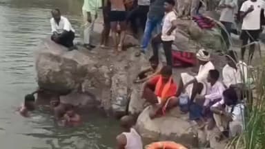 ಕೊಪ್ಪಳ: ಬಿಸಿಲಿನ ತಾಪ ತಾಳದೆ ಕೆರೆಗೆ ಈಜಲು ಹೋದ ನಾಲ್ಕು ಜನ ವಿದ್ಯಾರ್ಥಿಗಳು; ಓರ್ವ ನಾಪತ್ತೆ ಅಗ್ನಿ ಶಾಮಕ ದಳದಿಂದ ಶೋಧ ಕಾರ್ಯ