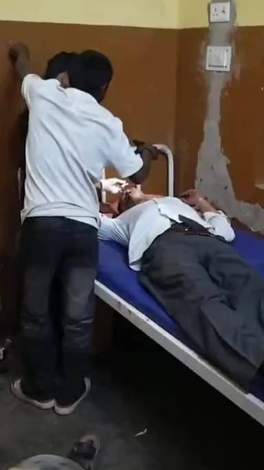 बांगरमऊ: छोटा हाथी डिवाइडर पर चढ़ा, तीन घायल, बाइक सवार को बचाने के प्रयास में लखनऊ-बांगरमऊ मार्ग पर हुआ हादसा