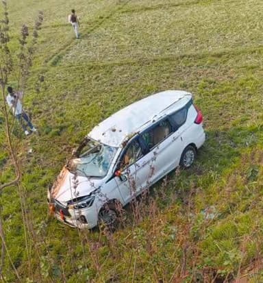 ଛେଣ୍ଡିପଦା: ବସନ୍ତପୁର ଗ୍ରାମ ନିକଟରେ ଭାରସାମ୍ୟ ହରାଇ ରାସ୍ତା ତଳକୁ ଖସିଲା ଟୟୋଟା କାର୍