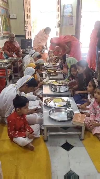 केशोरायपाटन: कापरेन में अक्षय तृतीया पर दिगंबर जैन नसिया मंदिर में नन्हे बच्चों ने सीखी पूजन विधि, हुआ अभिषेक और भक्तामर पाठ