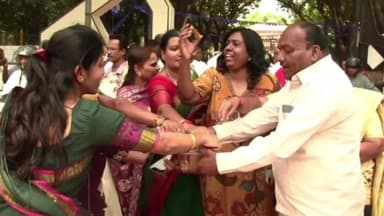 ತುಮಕೂರು: ಸಂವಿಧಾನ ತಿದ್ದುಪಡಿ ವಿಧೇಯಕದಲ್ಲಿ ಬಿಜೆಪಿಗೆ ಹಿನ್ನಡೆ ನಗರದಲ್ಲಿ ಸಿಹಿ ಹಂಚಿ ಸಂಭ್ರಮಿಸಿದ ಕಾಂಗ್ರೆಸ್