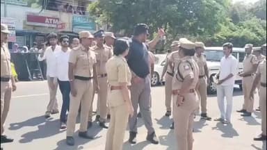 ஸ்ரீபெரும்புதூர்: சுங்குவார்சத்திரம் பகுதியில் வாக்களிக்க காவல் துறை சார்பாக காவல் அணிவகுப்பு பேரணி நடத்தப்பட்டது.