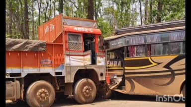 नारायणपुर: धौड़ाई-नारायणपुर मुख्य मार्ग पर पल्ली बाईपास के पास बस और ट्रक की आमने-सामने टक्कर, 17 यात्री घायल