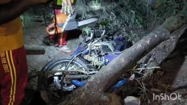 ନବରଙ୍ଗପୁର ପୋଲିସ ଷ୍ଟେସନ: ଗାନ୍ଧୀ ନଗର ରେ କାଳବୈଶାଖୀରେ ଗଛ ପଡି ଜଣେ ବୃଦ୍ଧା ଆହତ, ଆପାଚି ବାଇକ ଚେପା