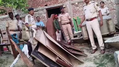 शेरघाटी: दहेज हत्या मामले में फरार आरोपी के घर की कुर्की जब्ती की कार्रवाई