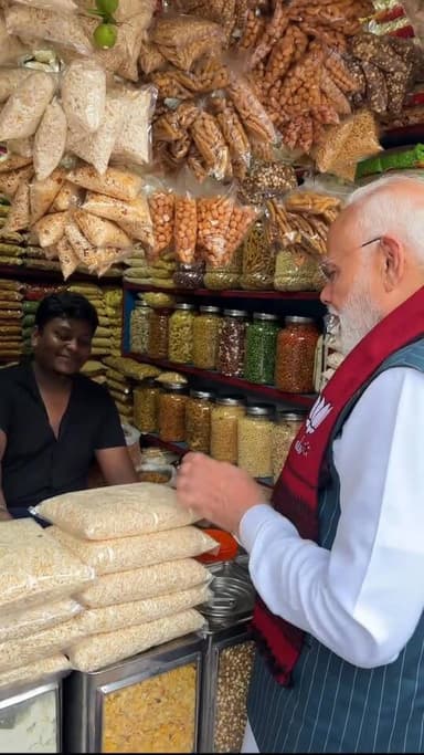 "प्याज़ खाते हैं दिमाग नहीं खाते"
प. बंगाल के झारग्राम में चुनाव प्रचार के दौरान अचानक झालमुरी की दुकान पर पहुंचे PM मो...