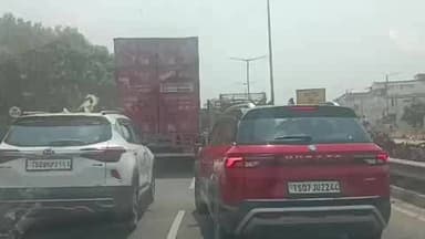 చౌటుప్పల్: చౌటుప్పల్ వద్ద బ్రిడ్జి నిర్మాణ పనులు భారీగా ట్రాఫిక్ జామ్