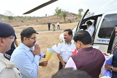 मुख्यमंत्री डॉ. मोहन यादव का ग्राम सिसोदिया हेलीपैड पर आत्मीय स्वागत; जनप्रतिनिधियों व अधिकारियों ने पुष्पगुच्छ भेंट कर ...