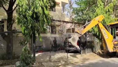 गुरुग्राम की साऊथ सिटी टू में ग्रीन बैल्ट पर चला डीटीपी का पंजा। #Gurgaon #police #DTP #BJP #Congress