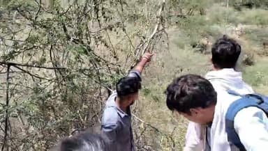 200 फिट गहरी खाई में गिरी बस कपड़ों की रस्सी बनाकर कंधों पर बैठाकर निकाला बाहर #live #viral #bus