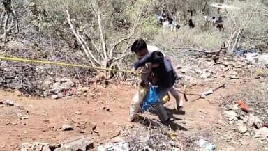 200 फिट गहरी खाई में गिरी बस कपड़ों की रस्सी बनाकर कंधों पर बैठाकर निकाला बाहर #live #viral #bus