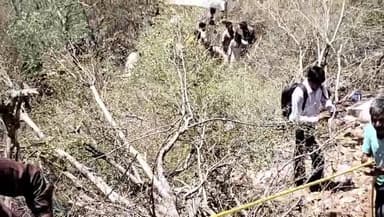 200 फिट गहरी खाई में गिरी बस कपड़ों की रस्सी बनाकर कंधों पर बैठाकर निकाला बाहर #live #viral #bus