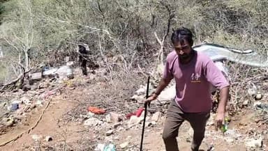 200 फिट गहरी खाई में गिरी बस कपड़ों की रस्सी बनाकर कंधों पर बैठाकर निकाला बाहर #live #viral #bus