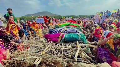 প্রশাসক কে গুন্ডে আদিবাসীদের সাথে ভিড়তে এবং ইনহেন তনখ্যা সম্ভবত প্রধানপতি শিল্পপতি দেয় हैं।
আদিবাসী জমিন লুটনে কেওয়া