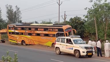 ଢେଙ୍କାନାଳ ସଦର: କୋରିଆଁ ବ୍ରାହ୍ମଣୀ ଦେବୀ ବଜାର ନିକଟରେ ତିର୍ଥଯାତ୍ରୀ ବସ ଦୁର୍ଘଟଣା, ଚାଳକ ଗୁରୁତର, ଅଳ୍ପକେ ବଞ୍ଚିଲେ ୪୮ ଯାତ୍ରୀ