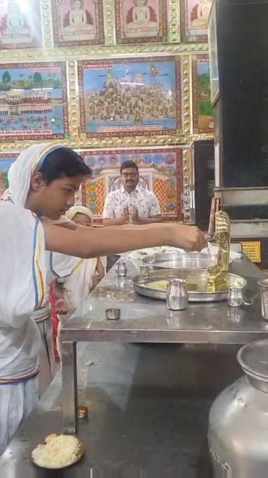 कापरेन में अक्षय तृतीया पर दिगंबर जैन नसिया मंदिर में नन्हे बच्चों ने सीखी पूजन विधि, हुआ अभिषेक व भक्तामर पाठ।#AkshayaT...