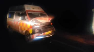 बैतूल नगर: बैतूल: तेज रफ्तार एम्बुलेंस खड़े ट्रक में घुसी, भीषण टक्कर में सभी की जान बची, फोरलेन भड़ूस की घटना