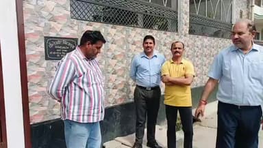 गजरौला तिगरिया निवासी लाला गुर्जर और किसी फैक्ट्री के कर्मचारी अपनी समस्या लेकर आए थे ,सुनिए क्या क्या कहा...