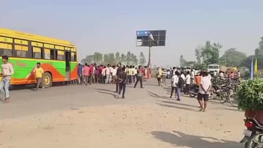 लखीमपुर: दाउदपुर पेट्रोल पंप के सामने तेज रफ्तार प्राइवेट बस ने बाइक को टक्कर मारी, एक की मौत, ग्रामीणों ने किया सड़क जाम