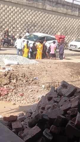 mohania me sarkari hospital ke samne road se gadi sarak gai hai gadi ka motigad Tut gai hai kon jimendar banega