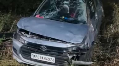 मंदसौर: कृषि उपज मंडी रोड पर महक होटल के पास तेज रफ्तार कार खाई में पलटी, बड़ा हादसा टला, पुलिस पहुंची