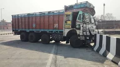 बाराचट्टी: बाराचट्टी ओवर ब्रिज पर डिवाइडर से टकराया मालवाहक ट्रक, कोई हताहत नहीं