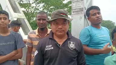 ধুবুৰী ভাগ: গৌৰীপুৰত দলংৰ ৰেলিংত আৱদ্ধ এজন যুৱকক উদ্ধাৰকলৈ SDRF বাহিনীৰ প্ৰতিক্ৰিয়া।