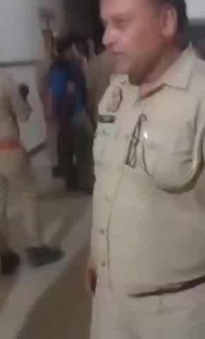 बीसलपुर: टिकरी गांव में डंपर ने बाइक सवार छात्रों को रौंदा, एक छात्र की मौत और दो गंभीर घायल