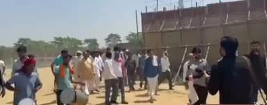 सैफई: दीपेंद्र यादव ने P C S परीक्षा पास करने के बाद नेताजी मुलायम सिंह यादव जी की समाधि स्थल सैफई पर पहुंचे