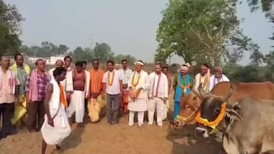 ବରଗଡ: ପବିତ୍ର ଅକ୍ଷୟ ତୃତୀୟା ଅବସରରେ ଡୁମେରପାଲି ଠାରେ ଅନୁଷ୍ଠିତ ମୁଠି ଅନୁକୂଳ ଉତ୍ସବରେ ଯୋଗଦେଲେ ପୂର୍ବତନ ବିଧାୟକ