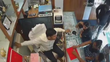 पटना ग्रामीण: रामकृष्ण नगर: ज्वैलर्स दुकान में लूट, CCTV में कैद हेलमेट पहने लुटेरा