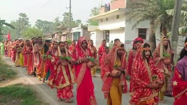 गोरौल: बेलवर गांव में नवनिर्मित मंदिर में हनुमान जी की मूर्ति प्राण प्रतिष्ठा के लिए भव्य कलश यात्रा निकाली गई