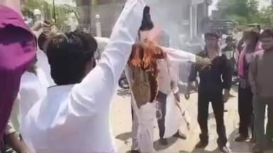 खागा: मुस्लिम समुदाय ने अखिलेश यादव का पुतला जलाकर किया विरोध प्रदर्शन, कहा- एक को सुना, दूसरे को नहीं सुना