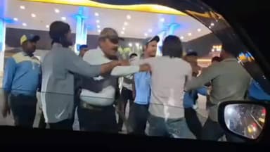 धनौरा: गजरौला में पेट्रोल पंप पर जंग का मैदान बना, कर्मचारियों ने युवकों को जमकर पीटा, लाइव वीडियो हुआ वायरल