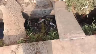 ಚಿತ್ರದುರ್ಗ: ಗಬ್ಬೆದ್ದು ನಾರುತ್ತಿರುವ ಮದಕರಿಪುರ ಗ್ರಾಮದ ಚರಂಡಿಗಳು, ಖುದ್ದು ಸ್ವಚ್ಚತೆ ಮಾಡಿದ ಗ್ರಾಮಸ್ತರು