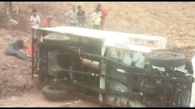 तामिया: सिताडोंगरी में नींद के झोंके से मजदूरों से भरी पिकअप पलटी, 15-20 घायल, एक गंभीर, मची अफरातफरी