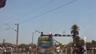 डूंगरपुर: डूंगरपुर-बिछीवाड़ा मार्ग पर बलवाड़ा रेलवे फाटक पर रविवार दोपहर एक बड़ा हादसा टल गया